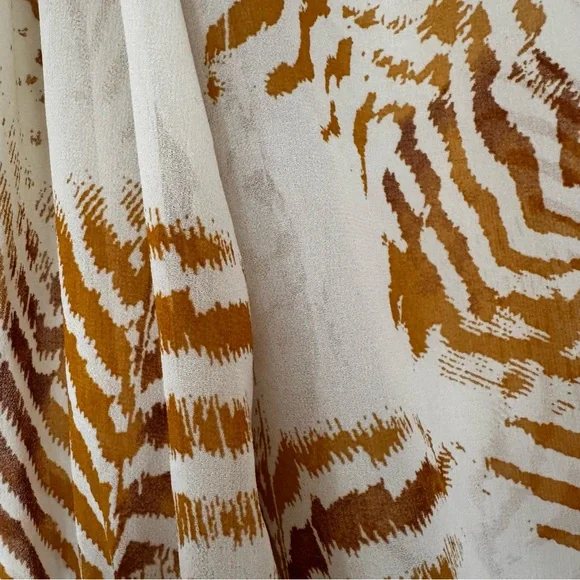 Banana Republic Earth-tone Print Sheer Blouse Medium - Picture 6 of 7